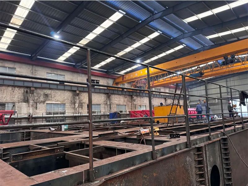 項(xiàng)目進(jìn)展 | 發(fā)往海外的打樁平臺進(jìn)入主體焊接階段